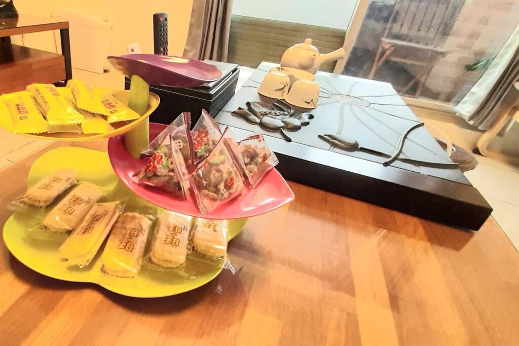 花的家 高鐵左營站前2號出口高鐵路步行3分鐘 最多6位可入住 3間卧房 月租長租 Kaohsiung Exterior photo